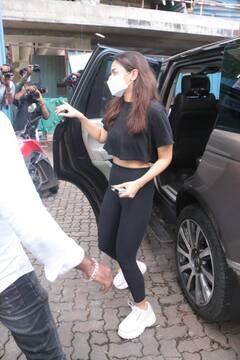 Ranbir Kapoor के आशियाने को देखने पहुंचीं Alia Bhatt, ऑल इन ब्लैक लुक में आईं नजर, देखें तस्वीरें