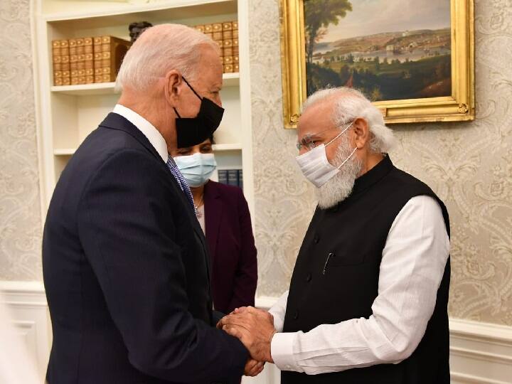 इस दौरान बाइडेन ने प्रधानमंत्री मोदी से कहा कि दुनिया के सबसे बड़े लोकतंत्र भारत और अमेरिका के बीच संबंध मजबूत, करीबी और घनिष्ठ होना तय है. चालीस लाख भारतीय-अमेरिकी प्रतिदिन अमेरिका को मजबूत बना रहे हैं.