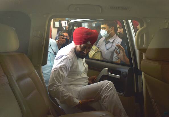 Punjab Government being run from Delhi, CM Channis third visit to Delhi Darbar in 72 hours ਦਿੱਲੀ ਤੋਂ ਚੱਲ ਰਹੀ ਪੰਜਾਬ ਸਰਕਾਰ! ਸੀਐਮ ਚੰਨੀ ਦਾ ਇੱਕ ਪੈਰ ਪੰਜਾਬ ਤੇ ਦੂਜਾ ਦਿੱਲੀ, ਕੁਝ ਘੰਟਿਆਂ ਮਗਰੋਂ ਮੁੜ ਦਿੱਲੀ ਦਰਬਾਰ ਦਾ ਬੁਲਾਵਾ