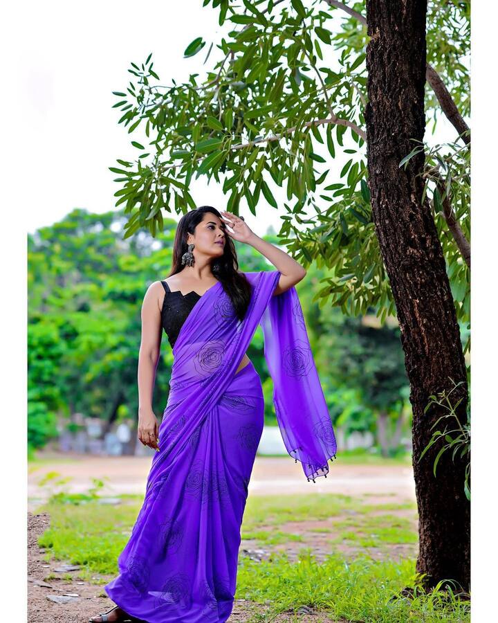 (Courtesy: Instagram) పద్దతిగా చీర కట్టుకున్నా.. ఎప్పటిలానే గ్లామర్ షో చేసింది.