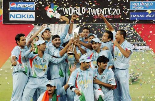 இந்திய கிரிக்கெட் அணியின் சீனியர் வீரர்களான சச்சின், டிராவிட், கங்குலி ஆகியோர் அணியில் இடம் பெறவில்லை.