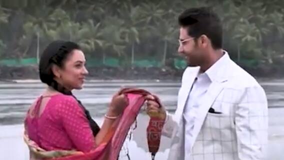 Anupamaa enjoying the breeze at Aksa Beach