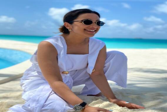 Parineeti Chopra Pics: తెల్లటి డ్రెస్సులో వికసించిన మల్లెమెుగ్గలా ఉన్న పరిణితి చోప్రా Parineeti Chopra Pics: తెల్లటి డ్రెస్సులో వికసించిన మల్లెమెుగ్గలా ఉన్న పరిణితి చోప్రా