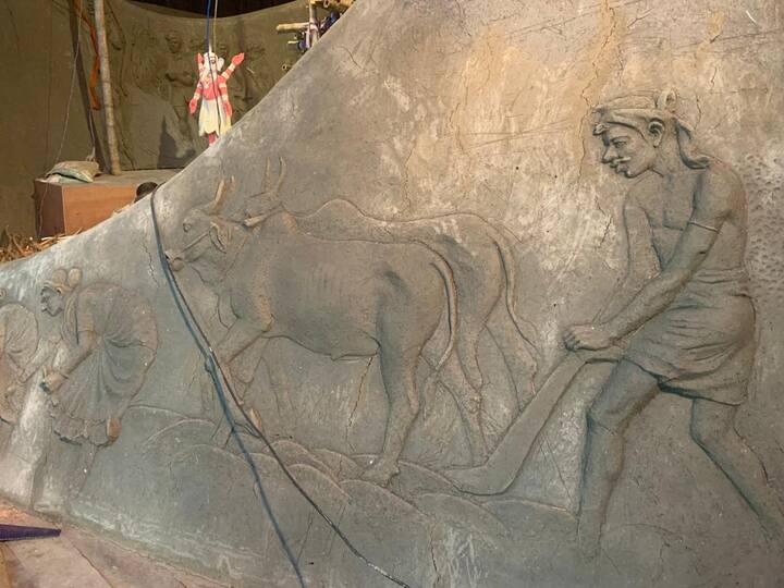 শিল্পীর তরফে বলা হয়েছে আমাদের খাদ্য ও প্রাণধারণ করেন দেবী শাকম্ভরী। তাই এই ভাবনা থেকেই চলছে থিমের কাজ।