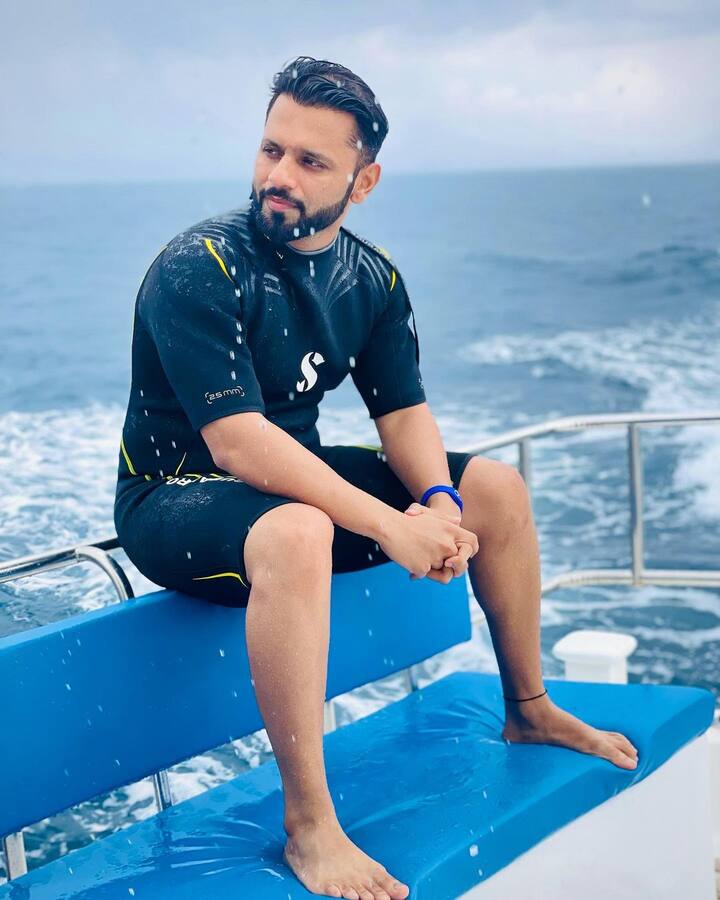 राहुल वैद्य ने सोशल मीडिया पर अपनी लेटेस्ट तस्वीरें शेयर की हैं. जिसमें वो बोट पर दोस्तों के साथ बैठे नजर आ रहे हैं और उन्होंने कैप्शन में लिखा है- स्कूबा डाइविंग पहली बार. (फोटो - सोशल मीडिया)