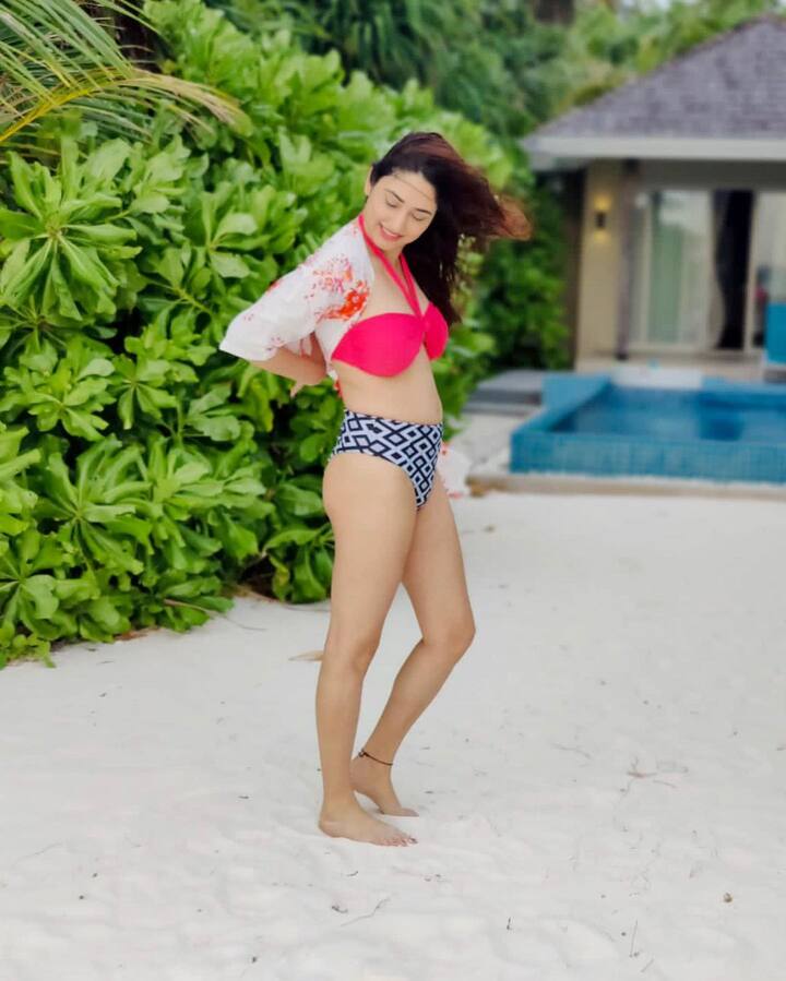 इससे पहले दिशा परमार का बिकिनी लुक सामने आया था. जिसे देख फैंस भी हैरान रह गए थे. दिशा का ये अंदाज पहले नहीं देखा गया था. (फोटो - सोशल मीडिया)