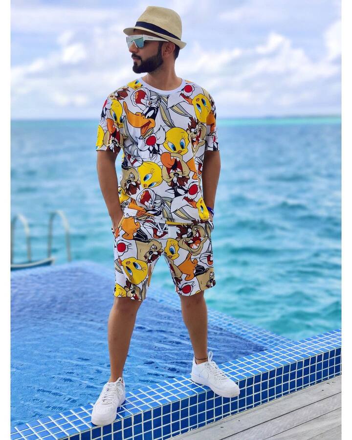 मालदीव पहुंचे राहुल वैद्य एक शानदार रिसॉर्ट में हॉलीडे एन्जॉय कर रहे हैं. लेटेस्ट तस्वीरों में राहुल वैद्य काफी फंकी लुक में दिख रहे हैं. (फोटो - सोशल मीडिया)