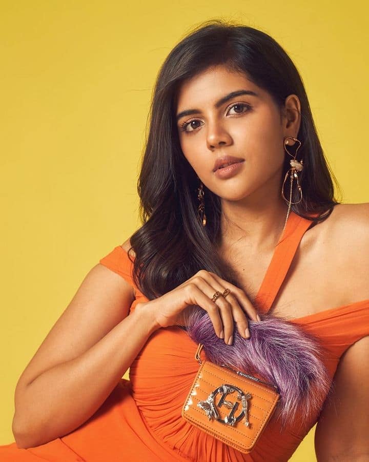 நான் காதலின் கடலில் விழுந்துவிட்டேன் நீ கரம் ஒன்று கொடுத்தாய் எழுந்து விட்டேன்