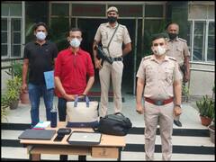 Delhi Crime: गुलदस्ता और इंवेलोप ने उड़ाई दिल्ली के शख्स की नींद, शिकायत के बाद हरकत में आई पुलिस, जानें पूरा मामला