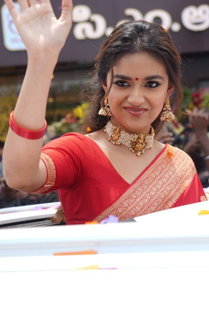 உன் எலுமிச்சமபழ நிற இடுப்புல கிரங்கி போனேன்டி