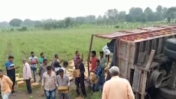 આણંદના વાસદ-બગોદરા રોડ પર ટ્રક પલટી, લોકોએ ટાઇલ્સની ચલાવી લૂંટ