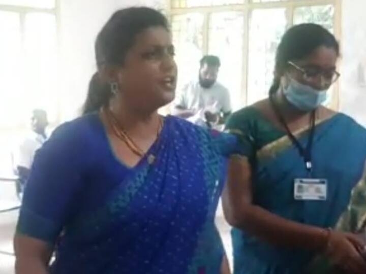 Roja : నగరిలో రోజాకు పెద్దిరెడ్డి వర్గీయుల షాక్ - ఎంపీపీ పీఠాల కోసం రోడ్డున పడ్డ రాజకీయం ! Politics of YSRCP leaders against Roja - Outraged MLA Roja : నగరిలో రోజాకు పెద్దిరెడ్డి వర్గీయుల షాక్ - ఎంపీపీ పీఠాల కోసం రోడ్డున పడ్డ రాజకీయం !