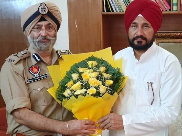 Congratulations to IPS Iqbal Preet Singh Sahota on assuming additional charge of Punjab DGP, CM Charanjit Channi ਮੁੱਖ ਮੰਤਰੀ ਨੇ IPS ਇਕਬਾਲ ਪ੍ਰੀਤ ਸਿੰਘ ਸਹੋਤਾ ਨੂੰ ਪੰਜਾਬ ਡੀਜੀਪੀ ਦਾ ਵਧੀਕ ਚਾਰਜ ਸੰਭਾਲਣ ਤੇ ਦਿੱਤੀ ਵਧਾਈ