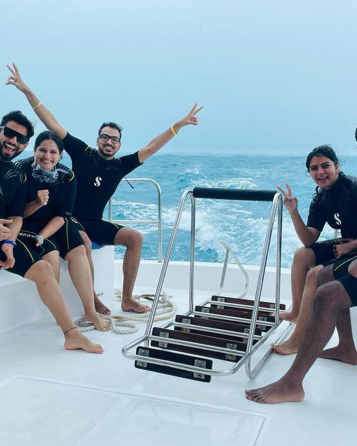 दिशा परमार और राहुल वैद्य इन दिनों मालदीव के समंदर किनारे चिल करते दिख रहे हैं तो स्कूबा डाइविंग का भी लुत्फ उठा रहे हैं. (फोटो - सोशल मीडिया)
