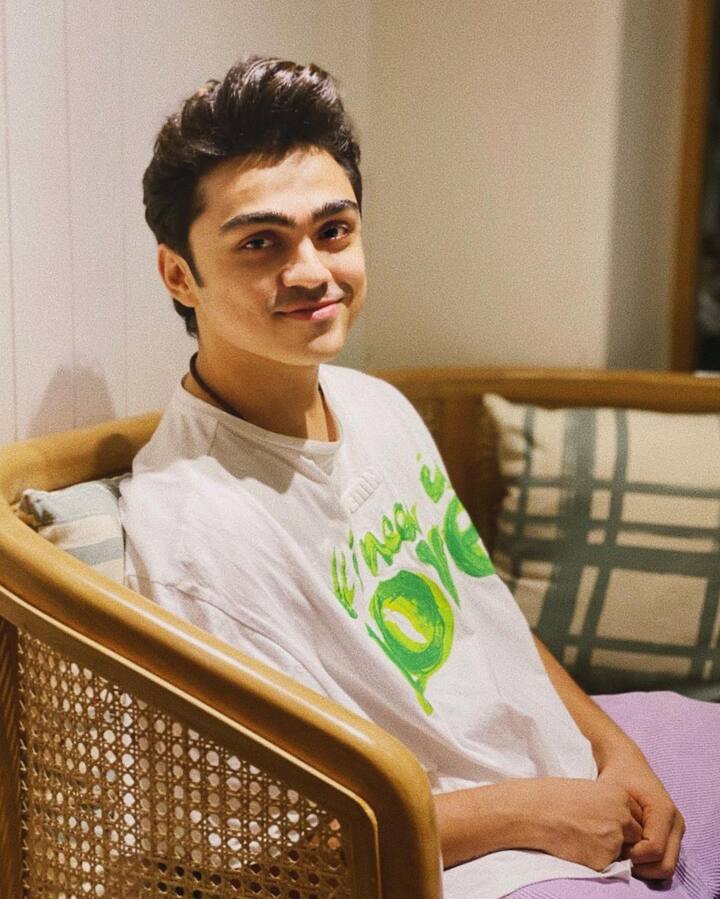 रोहन शाह (Rohan Shah): अगर आप हिना खान के फैन हैं तो आपने उनकी पहली फिल्म हैक्ड जरूर देखी होगी और ये फिल्म आपने देखी है तो आप रोहन शाह को नहीं भूल सकते. क्या.. कौन रोहन शाह? अच्छा....शायद आप नाम से ना पहचान पाए लेकिन अगर हम कहें वही रोहन जिसने हिना खान का फिल्म में जीना हराम कर दिया था तो शायद आप सिहर उठेंगे. जिस तरह का रोल रोहन शाह ने निभाया था वैसा रिव्यू उन्हें नहीं मिला और स्क्रीन से लगभग वो गायब से हो गए. (फोटो – सोशल मीडिया)