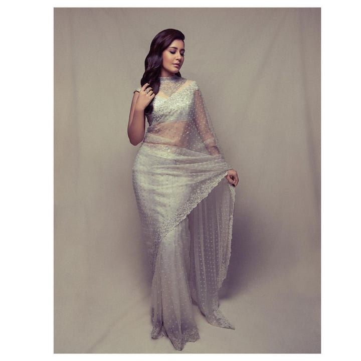 ఓ వైపు సినిమాల్లో నటిస్తూనే మరోవైపు వెబ్ సిరీస్‌ల్లోను అదరగొడుతోంది. ఇప్పటికే రాజ్ అండ్ డీకే దర్శకత్వంలో వస్తున్న ఓ వెబ్ సిరీస్‌లో నటిస్తుండగా.. తాజాగా మరో వెబ్ సిరీస్‌లో నటించడానికి గ్రీన్ సిగ్నల్ ఇచ్చినట్టు తెలుస్తోంది. తెలుగులో ప్రసారం కానున్న సోనీ లివ్‌ వెబ్ సిరీస్‌లో ప్రధాన పాత్రలో కనిపించనుందని తెలుస్తోంది.  ఈ వెబ్ సిరీస్‌కు సూర్య వంగల దర్శకత్వం వహించనున్నాడని తెలుస్తోంది. ఓ మిస్టరీ డ్రామాగా వస్తున్న ఈ వెబ్ సిరీస్‌లో రాశీ ఖన్నా డిటెక్టివ్ పాత్ర పోషించనుందట. (Image Credit:  raashiikhanna instagram)