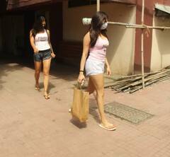 Malaika Arora ची स्टाइल करत योगा सेंटरला पोहोचली Janhvi Kapoor, ती कशी दिसत होती ते बघायला येथे क्लिक करा