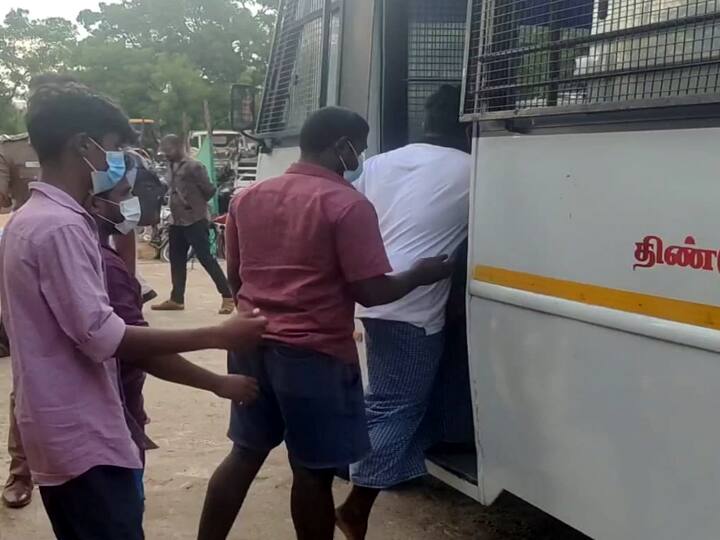 Dindigul taluka police have arrested 6 people in connection with the murder of a youth by beheading திண்டுக்கல் : தலை துண்டித்து வாலிபர் கொலை செய்யப்பட்ட வழக்கில் 6 பேர் கைது