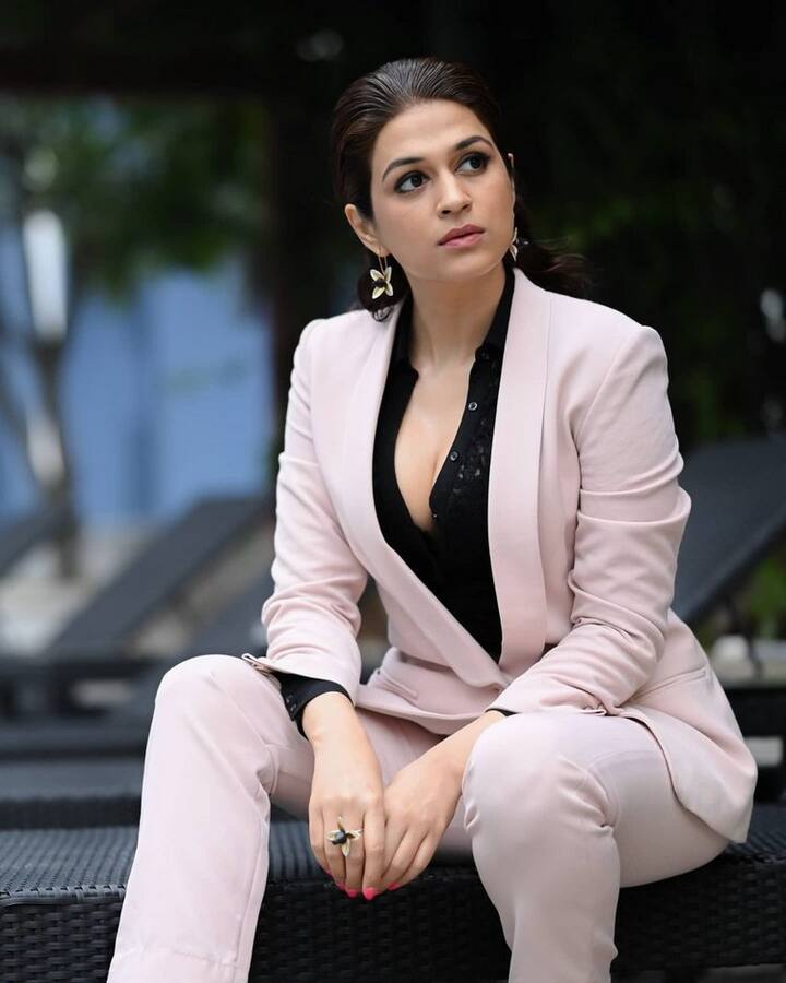 (Photo Courtesy : Instagram) సోషల్ మీడియాలో ఈ బ్యూటీ చాలా యాక్టివ్ గా ఉంటుంది.