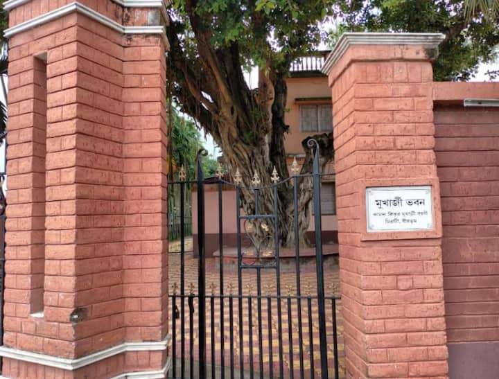 চারদিন মহাআড়ম্বরে চলত মুখোপাধ্যায় বাড়ির দুর্গা পুজো। ভিড় জমাতেন গ্রামের মানুষও।