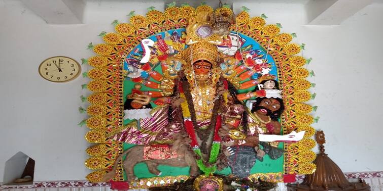 Durga Puja 2021 Get to know the history of Birbhum Kharoon Roy Family's Puja Durga Puja 2021 : 'দুর্গাকে সন্ধ্যা দেখাতে গিয়ে ফেরেননি কুমারী', কেন মাটির মূর্তি নয় খরুনের রায়পরিবারের পুজোয় ?