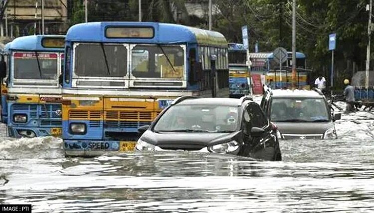 `சாலையில் தேங்கிய மழைநீரில் மீன்பிடி திருவிழா!’ : இணையத்தில் பரவும் வைரல் வீடியோ!