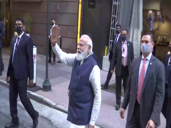 హోటల్ బయట ప్రవాస భారతీయులు వేచిఉన్నారు. (Pic Source: ANI)