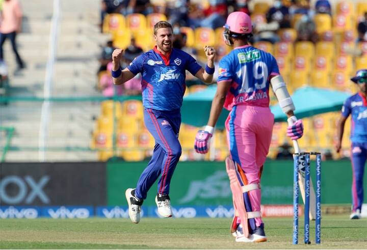 ராஜஸ்தான் வீரர்கள் டெல்லி அணியின் பந்து வீச்சை சமாளிக்க முடியாமல் அடுத்தடுத்து ஆட்டமிழந்து வெளியேறினர்