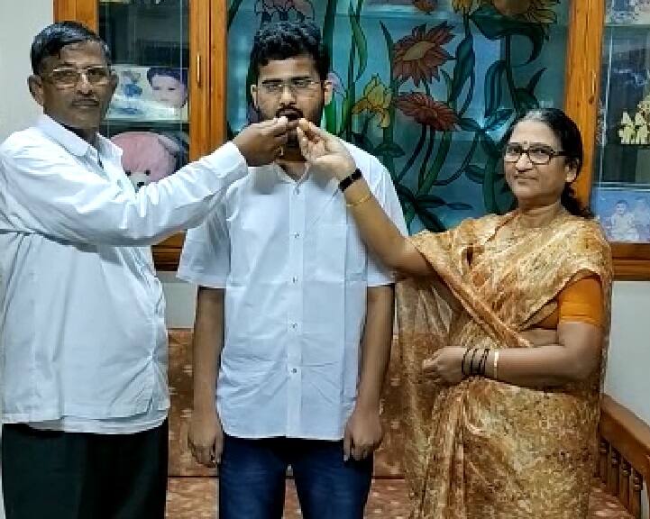 Success Story : अल्पदृष्टी असलेला आनंदा पाटील UPSC पास, प्रेरणादायी यशानं कोल्हापूरच्या शिरपेचात मानाचा तुरा Upsc Result success story Kolhapur aananda patil crack upsc exam update Success Story : अल्पदृष्टी असलेला आनंदा पाटील UPSC पास, प्रेरणादायी यशानं कोल्हापूरच्या शिरपेचात मानाचा तुरा