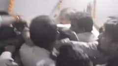 Pratapgarh: BJP नेता प्रकाश की Congress नेता प्रमोद तिवारी से हाथापाई | Hindi News