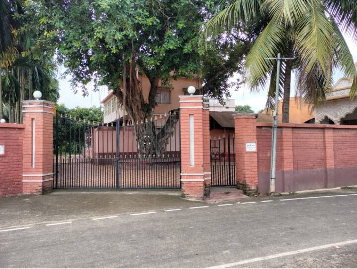 প্রণব মুখোপাধ্যায়ের মৃত্যুর পর খানিক জৌলুস হারিয়েছে তাঁর বাড়ির পুজো। বাবার মৃত্যুর পর প্রথা মেনে বাড়ির দুর্গা পুজোয় সরাসরি অংশগ্রহণ করেন পুত্র অভিজিৎ মুখোপাধ্যায়।