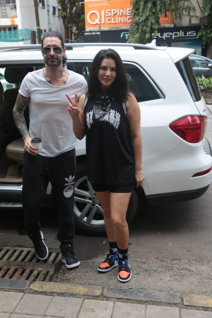 वीकेंड शुरु हो चुका है और बॉलीवुड सितारे भी काम से छुट्टी लेकर थोड़े आराम और मस्ती के मूड में हैं. आज सनी लियोनी परिवार के साथ मुंबई में नज़र आईं. आप भी देखिए तस्वीरें