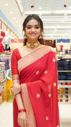 Actress keerthy suresh | ரெட் சாரியில் பியூட்டியாக இருக்கும் கியூட்டி கீர்த்தி.. புகைப்படங்கள்!