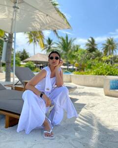 Parineeti Chopra Pics: తెల్లటి డ్రెస్సులో వికసించిన మల్లెమెుగ్గలా ఉన్న పరిణితి చోప్రా