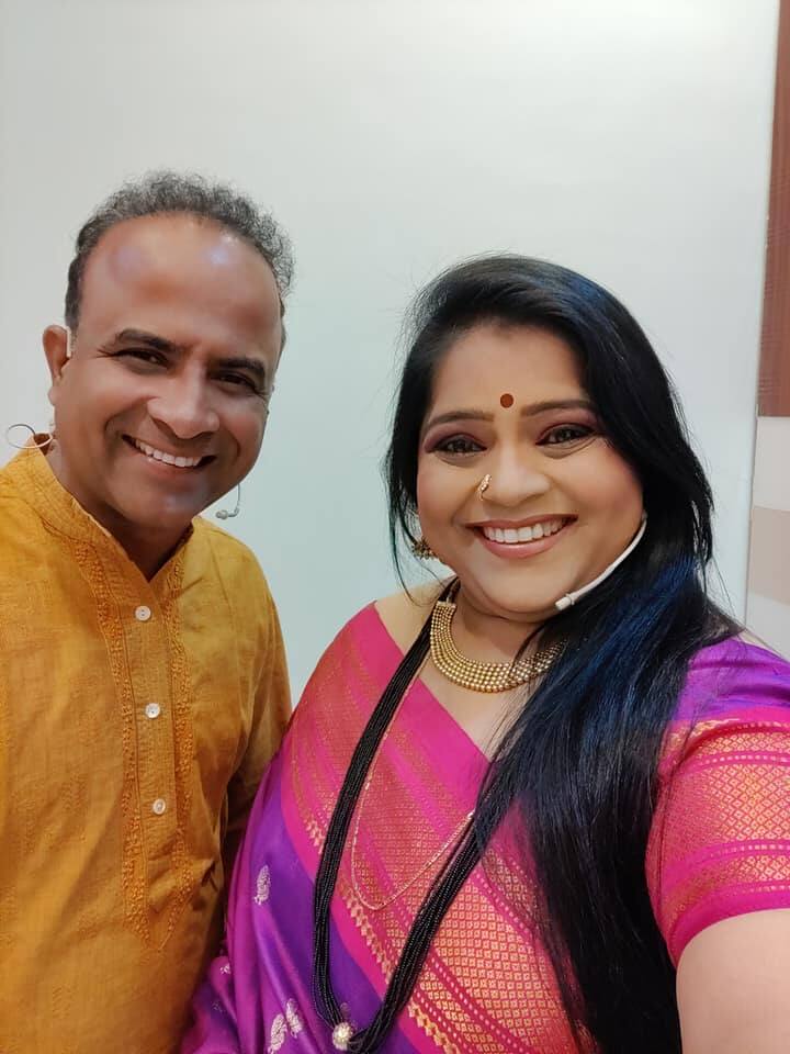 समीर चौघुले आणि विशाखा सुभेदार ही जोडी नेहमीच धुमाकूळ घालत असते. त्यांचे चाहते देखील त्यांचं नेहमीच भरभरून कौतुक करत असतात. महाराष्ट्रच्या हास्य जत्रेच्या माध्यमातून तो दोघेही आज घराघरात प्रेक्षकांचं तुफान मनोरंजन करत आहेत.