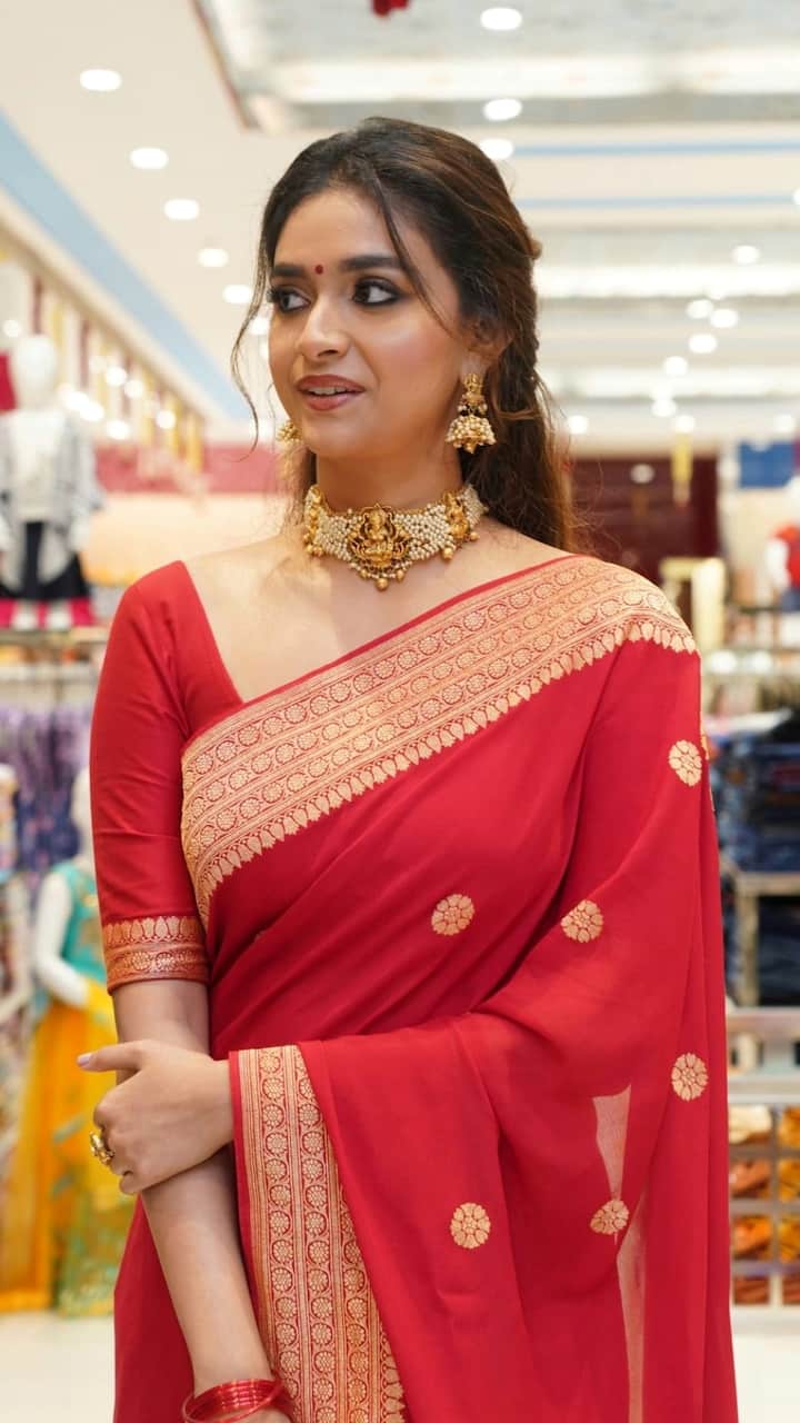 நீ வெட்டி வெட்டி போடும் நகத்தில் எல்லாம் ஏய் குட்டி குட்டி நிலவு தெரியுதடி