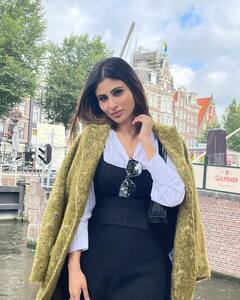 ब्लैक एंड व्हाइट ड्रेस और लेदर बूट्स में Mouni Roy ने एम्स्टर्डम में ढाया कहर, देखें फोटोज
