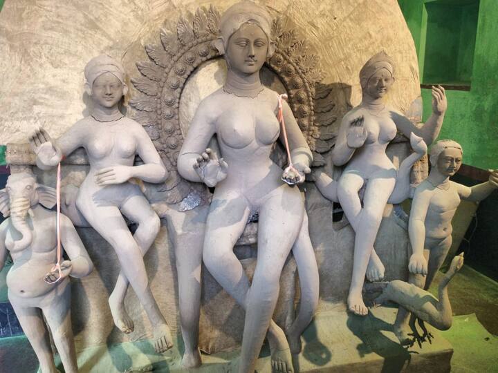 গোপাল চট্টোপাধ্যায়, বীরভূম: সূর্যবংশীয় ক্ষত্রিয় বংশ পরস্পরায় চলে আসছে এখানকার পুজো। তবে এখানে দেবী দুর্গা রূপে পূজিত হন না, পূজিত হন মা অভয়া রূপে।