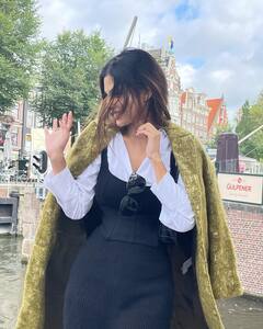 ब्लैक एंड व्हाइट ड्रेस और लेदर बूट्स में Mouni Roy ने एम्स्टर्डम में ढाया कहर, देखें फोटोज