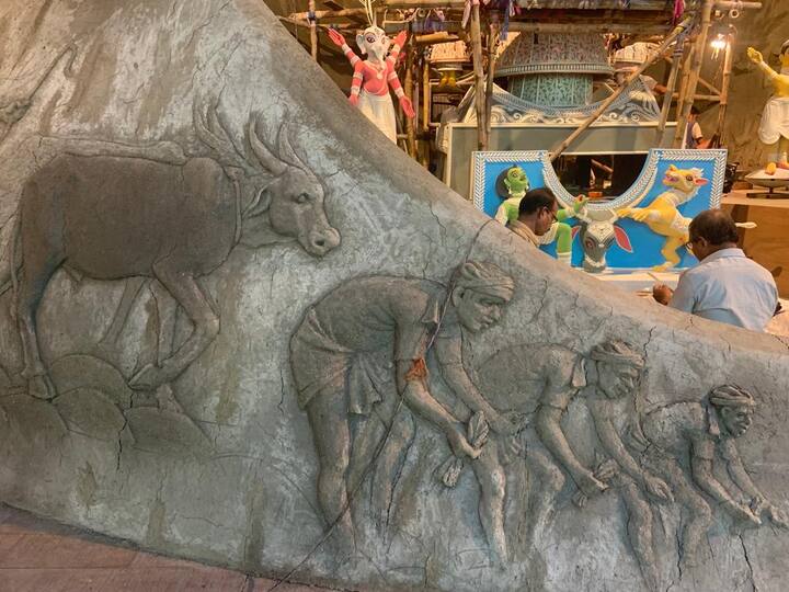 মাটি, খড়, তুষ, শোলার মতো সাধারণ উপকরণ দিয়েই চলেছে মণ্ডপ সাজানোর কাজ। 'অস্তিত্বের' থিমকে তুলে ধরতে প্রধান উপকরণ এইগুলিকেই।