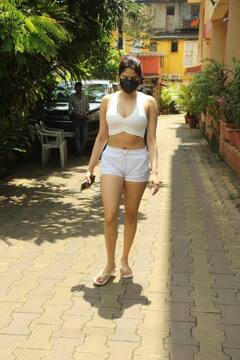 Malaika Arora के स्टाइल में योगा सेंटर पहुंचीं Janhvi Kapoor, देखकर धोखा खा गए फोटोग्राफर्स