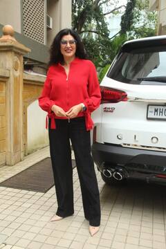 Spotted: 45 की उम्र में भी इस बॉलीवुड हीरोइन ने नहीं रचाई शादी, बेटी के साथ मस्ती भरे अंदाज में निकली घूमने, चर्चाओं में है ये लुक