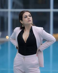 Shraddha Das Photos: బాస్ లేడీ గెటప్ లో శ్రద్ధా దాస్.. క్లీవేజ్ షోతో రచ్చ చేస్తోంది..