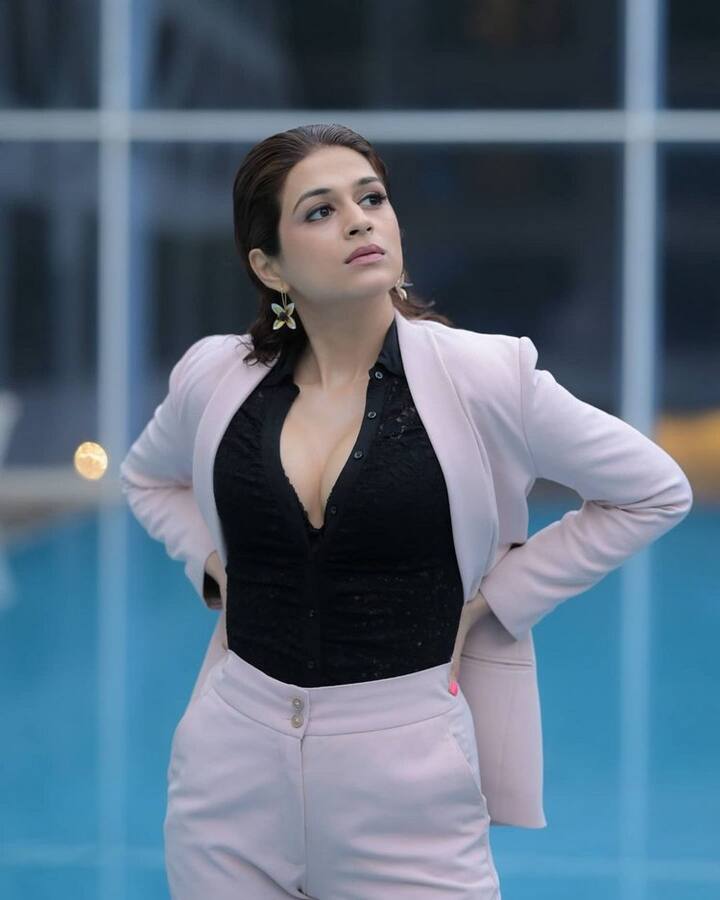 (Photo Courtesy : Instagram) తెలుగులో 'ఆర్య 2', 'డార్లింగ్', 'మొగుడు' వంటి సినిమాల్లో నటించి మంచి గుర్తింపు తెచ్చుకుంది శ్రద్ధా దాస్.