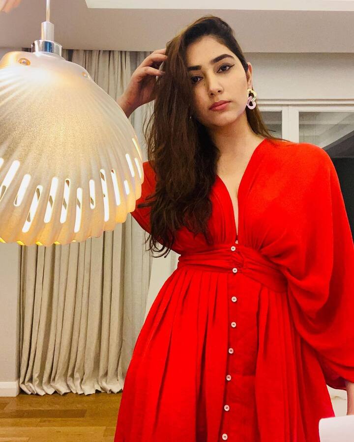 दिशा परमार भी शादी के बाद पहली वेकेशन पर काफी खुश नजर आ रही हैं. मालदीव में पति राहुल वैद्य के साथ दिशा डिनर डेट पर जाने के लिए रेडी हुई तो उनका अंदाज देखने लायक था. (फोटो - सोशल मीडिया)