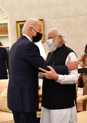 पंतप्रधान नरेंद्र मोदी (PM Narendra Modi) आणि अमेरिकेचे राष्ट्रपती जो बायडन (joe Biden) यांच्यात काल व्हाईट हाऊसमध्ये (White House)बैठक झाली. या भेटीत दोन देशांमधील संबंध मजबूत बनवण्यावर चर्चा झाली. तसेच  हवामान बदल आणि कोरोना बद्दल देखील चर्चा झाली.(photo tweeted by @PMOIndia)