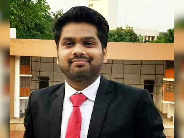 UPSC Exam Result Nanded journalist's son IAS, 26 years old Sumit Dhotre first attempt at UPSC UPSC Result : नांदेडमधील पत्रकाराचा मुलगा झाला IAS, 26 व्या वर्षीच सुमित धोत्रेचं पहिल्याच प्रयत्नात UPSCत यश