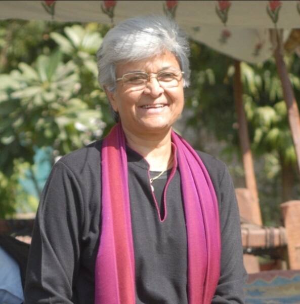 Feminist icon kamla bhasin passes away demise news shared twitter activist kavita Srivastava વિખ્યાત નારીવાદી લેખક અને સામાજિક કાર્યકર્તા કમલા ભીસનનું નિધન, કેન્સરનો ચાલી રહ્યો હતો ઇલાજ