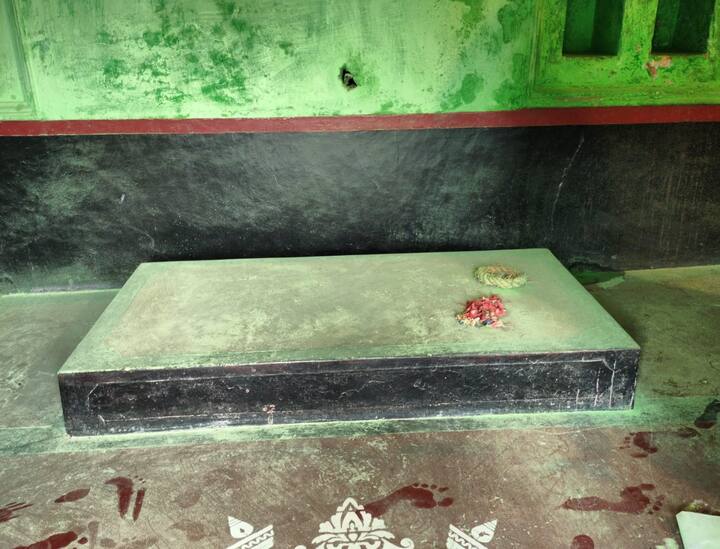 দেবী এখানে পঞ্চমুন্ডির বেদীর উপর অধিষ্ঠান করেন। রথযাত্রার দিন মূর্তিতে প্রথম মাটি দেওয়ার প্রচলন রয়েছে এখানে।