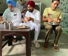ਚਰਨਜੀਤ ਚੰਨੀ ਤੇ ਸੁਖਜਿੰਦਰ ਰੰਧਾਵਾ ਪਹੁੰਚੇ ਮ੍ਰਿਤਕ ਖੇਤ ਮਜ਼ਦੂਰ ਦੇ ਘਰ, ਪਰਿਵਾਰ ਨਾਲ ਬੈਠ ਕੇ ਖਾਧਾ ਖਾਣਾ